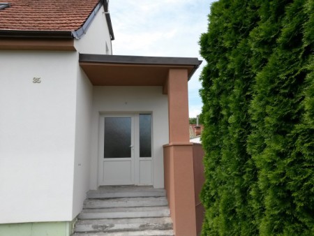 Pohľad na dokoncený vstup do domu